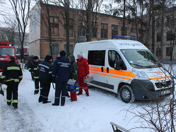 У Хмельницькому горів університет: вогнеборці врятували 15 людей (фото) — фото 5