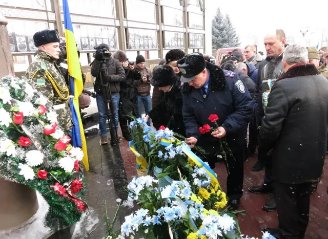 На майдані Незалежності загиблих героїв Хмельниччини вшанували покладанням квітів (фото) — фото 1
