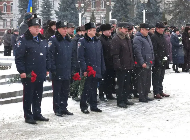 На майдані Незалежності загиблих героїв Хмельниччини вшанували покладанням квітів (фото) — фото 2