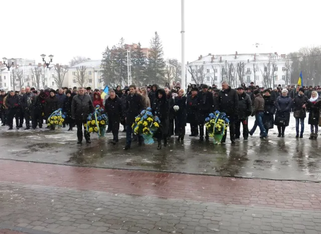 На майдані Незалежності загиблих героїв Хмельниччини вшанували покладанням квітів (фото) — фото 3
