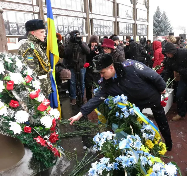 На майдані Незалежності загиблих героїв Хмельниччини вшанували покладанням квітів (фото) — фото 4