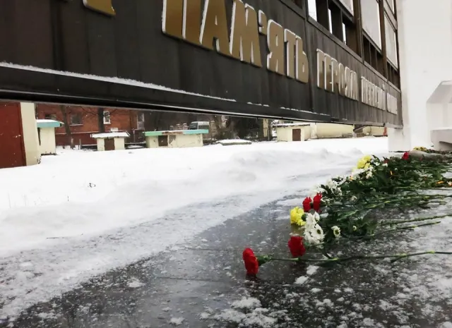 На майдані Незалежності загиблих героїв Хмельниччини вшанували покладанням квітів (фото) — фото 5