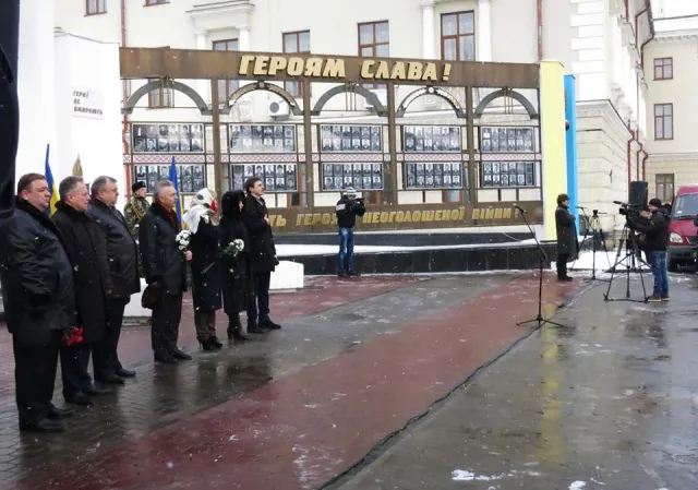На майдані Незалежності загиблих героїв Хмельниччини вшанували покладанням квітів (фото) — фото 6