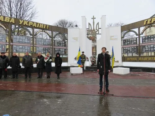 На майдані Незалежності загиблих героїв Хмельниччини вшанували покладанням квітів (фото) — фото 7