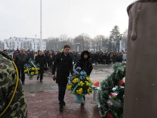 На майдані Незалежності загиблих героїв Хмельниччини вшанували покладанням квітів (фото) — фото 8
