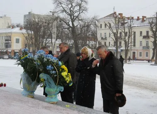 На майдані Незалежності загиблих героїв Хмельниччини вшанували покладанням квітів (фото) — фото 9