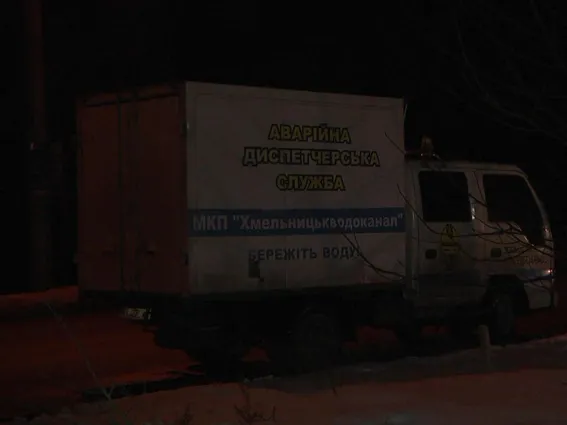 Вчора ввечері у Хмельницькому сталася комунальна аварія: роботи щодо заміни пошкодження ще тривають (фото) — фото 4