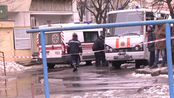 У центрі Хмельницького жінка намагалась скоїти самогубство. Жінку врятовано (фото+відео) (оновлено) — фото 4