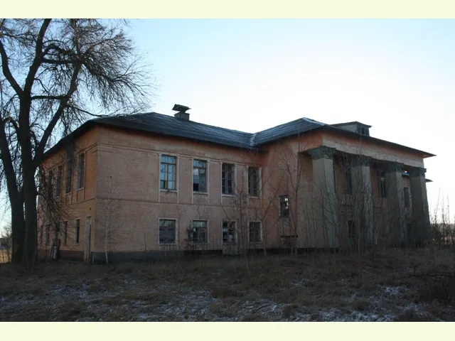 У Славуті на аукціоні хочуть продати чотири будівлі, серед яких казарми та їдальні (фото) — фото 1