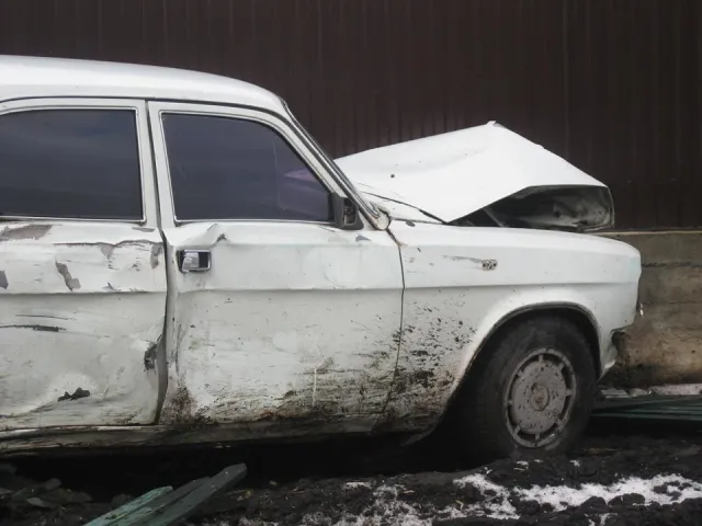 У Хмельницькому затримали мешканця Донецької області який вкрав автомобіль, на якому врізався врізався у стовп, а потім у паркан (фото) — фото 1