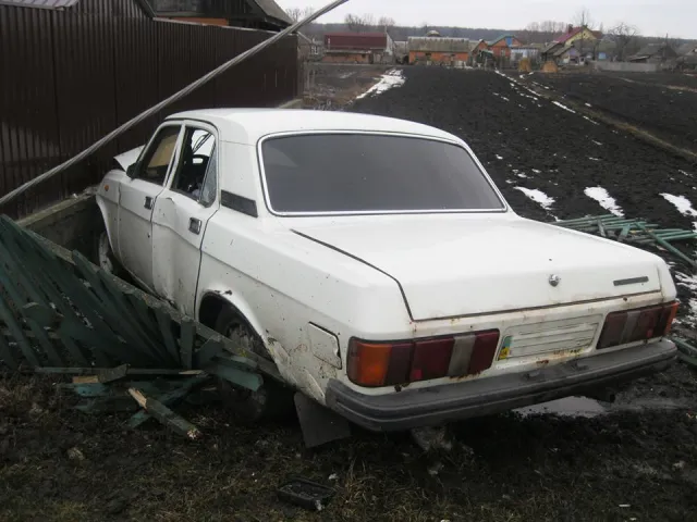 У Хмельницькому затримали мешканця Донецької області який вкрав автомобіль, на якому врізався врізався у стовп, а потім у паркан (фото) — фото 2