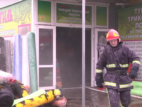 У Хмельницькому на вулиці Геологів палав торгівельний кіоск — фото 1