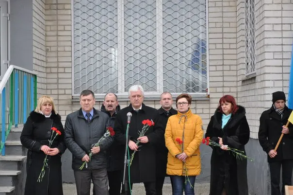 На Хмельниччині встановили меморіальну дошку бійцю АТО Олександру Гуменюку — фото 1