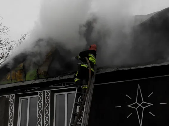У Віньковецькому районі рятувальники гасили пожежу площею 160 квадратних метрів — фото 1
