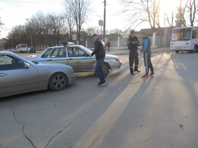У Кам'янці-Подільському п'яний водій врізався у автівку поліцейських — фото 1