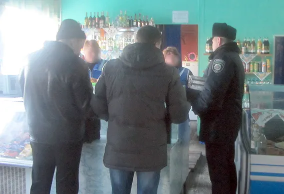 На Шепетівщині активно борються з незаконним розповсюдженням алкоголю — фото 1