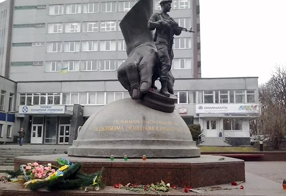 У Хмельницькому вандали потрощили вінки біля меморіалу воїнам-інтернаціоналістам — фото 1