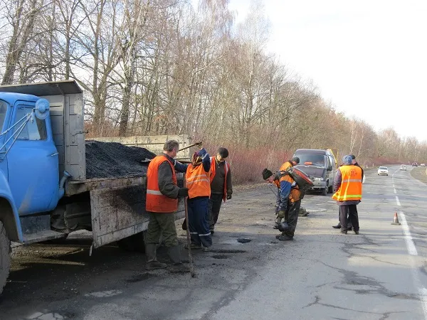 Дорожники продовжують покращувати подільські дороги - цього тижня ліквідовано 4452 м2  ям та вибоїн — фото 1