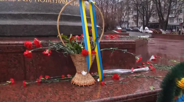 У Хмельницькому вандали поглумилися над Стелою загиблих Героїв — фото 1