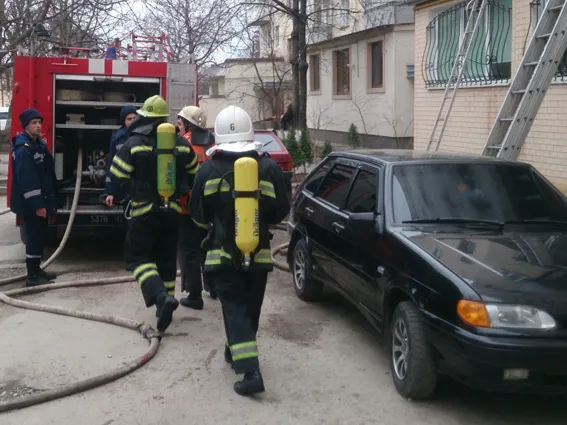 В Кам'янці-Подільському під час пожежі загинула людина. П'ятьох вдалось врятувати — фото 2