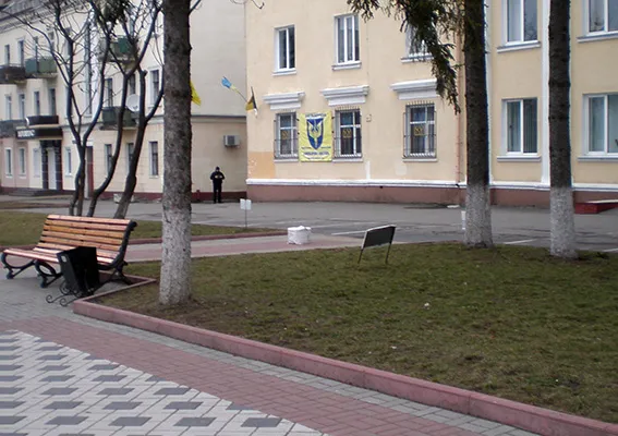 У Хмельницькому на Майдані Незалежності знайшли підозрілу коробку - залучалися рятувальники, вибухотехніки та поліція — фото 1