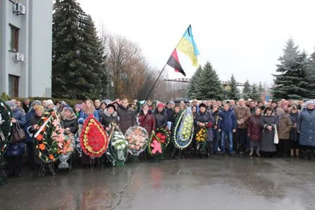 Жителі Шепетівки попрощалися із бійцем АТО Олександром Тимошишиним — фото 5