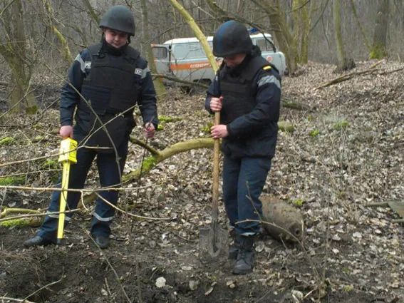 У Чемеровецькому районі піротехніки знешкодили 100-кілограмову авіаційну бомбу — фото 1