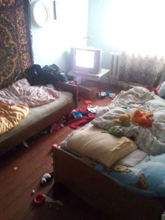 У 37-річної хмельничанки, яка "запустила" дім та зовсім не доглядала за власними дітьми, відібрали двох малюків — фото 1