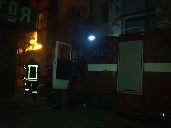 Вночі рятувальники ліквідовували масштабну пожежу у центрі Хмельницького — фото 1