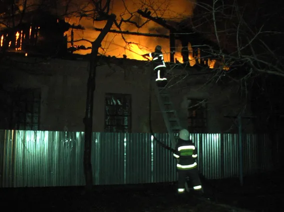 Вночі рятувальники ліквідовували масштабну пожежу у центрі Хмельницького — фото 4