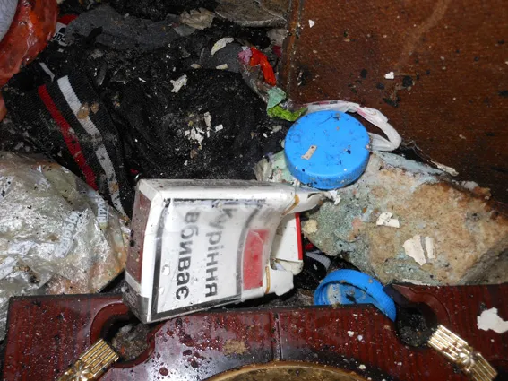 Хмельничанин ледь не спалив свій будинок, залишивши вдома не погашений недопалок — фото 1
