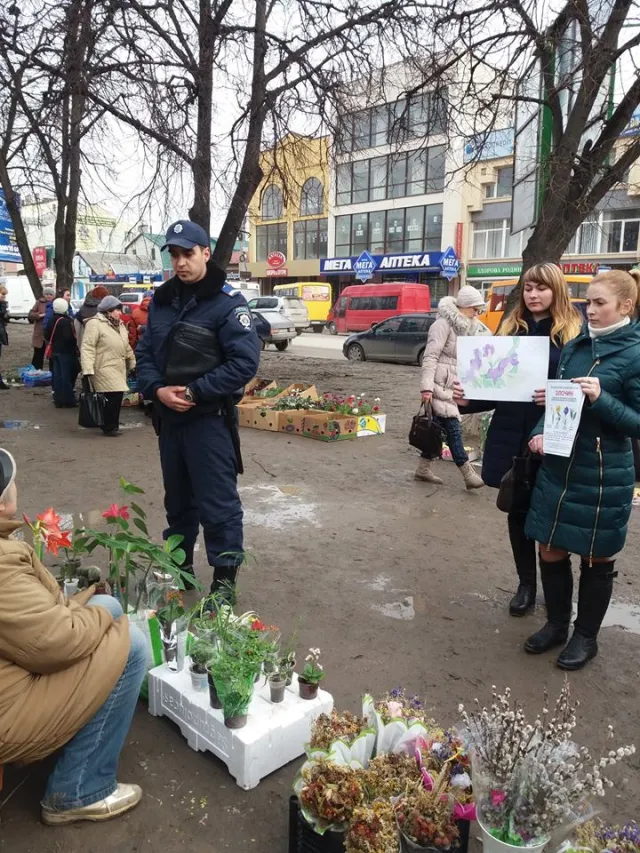 Кам'янецька поліція продовжує боротися із продавцями первоцвітів — фото 5
