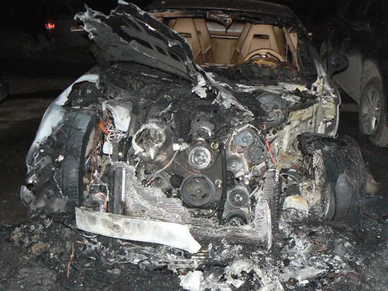 На одній із автостоянок Хмельницького ледь не згоріло шість авто, ймовірно - через підпал — фото 1