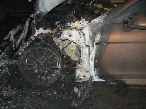 На одній із автостоянок Хмельницького ледь не згоріло шість авто, ймовірно - через підпал — фото 2