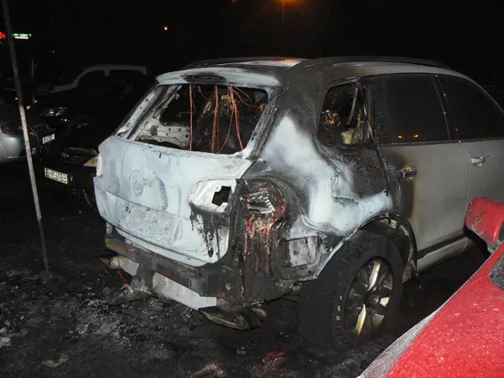 На одній із автостоянок Хмельницького ледь не згоріло шість авто, ймовірно - через підпал — фото 4