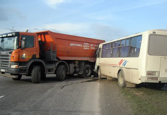 Біля Хмельницького рейсовий автобус потрапив в аварію: постраждало шестеро людей, серед яких і неповнолітній — фото 1