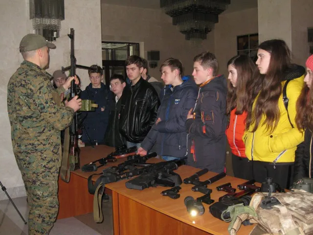 Кам'янецькі школярі побували у Головному управлінні Національної поліції у Хмельницькій області — фото 1