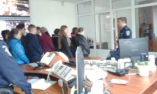 Кам'янецькі школярі побували у Головному управлінні Національної поліції у Хмельницькій області — фото 3