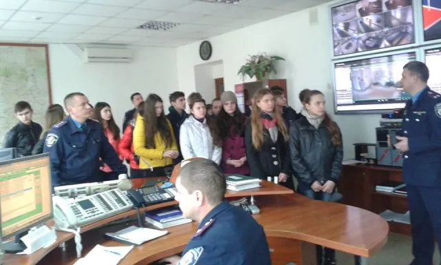 Кам'янецькі школярі побували у Головному управлінні Національної поліції у Хмельницькій області — фото 5