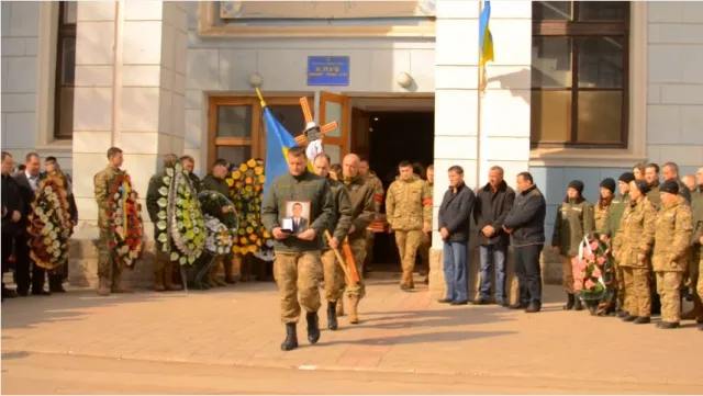 У Кам'янці-Подільському на колінах прощались із Андрієм Кухарем, який загинув у зоні АТО — фото 1