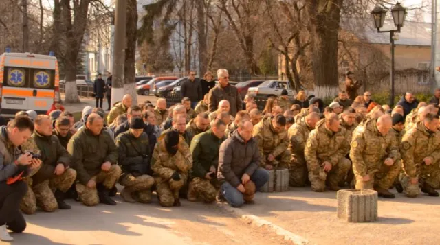 У Кам'янці-Подільському на колінах прощались із Андрієм Кухарем, який загинув у зоні АТО — фото 5