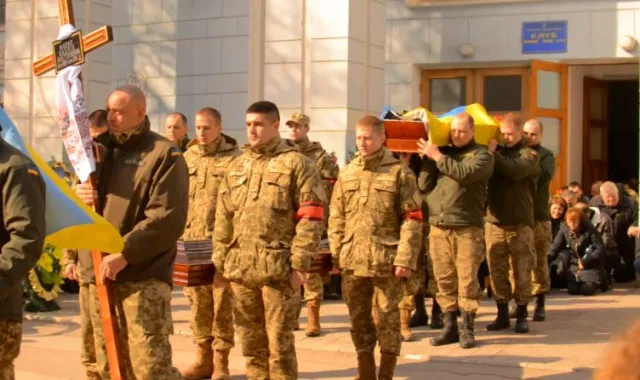 У Кам'янці-Подільському на колінах прощались із Андрієм Кухарем, який загинув у зоні АТО — фото 2
