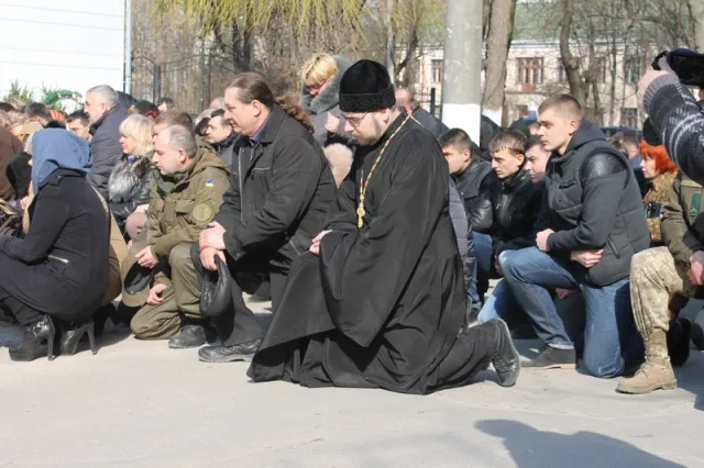 У Кам'янці-Подільському на колінах прощались із Андрієм Кухарем, який загинув у зоні АТО — фото 3
