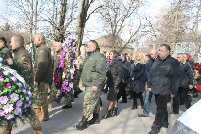 У Кам'янці-Подільському на колінах прощались із Андрієм Кухарем, який загинув у зоні АТО — фото 4