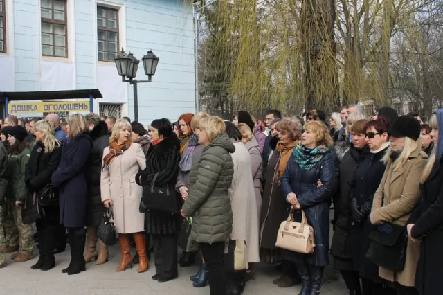 У Кам'янці-Подільському на колінах прощались із Андрієм Кухарем, який загинув у зоні АТО — фото 6