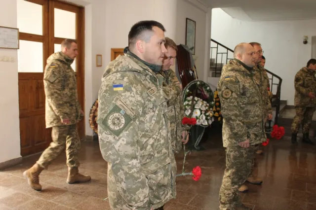У Кам'янці-Подільському на колінах прощались із Андрієм Кухарем, який загинув у зоні АТО — фото 7