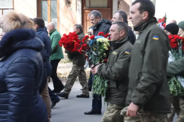 У Кам'янці-Подільському на колінах прощались із Андрієм Кухарем, який загинув у зоні АТО — фото 8