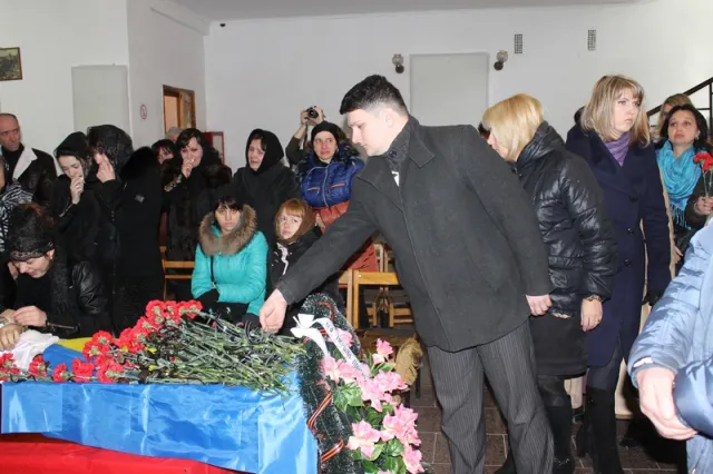 У Кам'янці-Подільському на колінах прощались із Андрієм Кухарем, який загинув у зоні АТО — фото 9