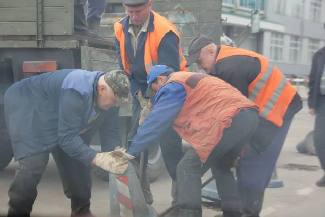 Міська рада все ж виграла суд проти орендаря, який облаштував автостоянку на привокзальній площі. Сьогодні демонтували огорожі платної стоянки — фото 6