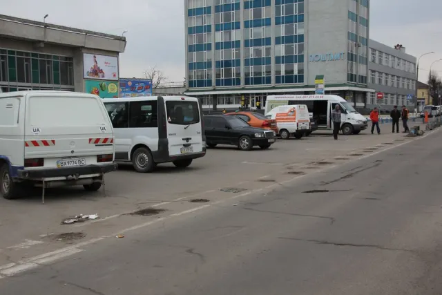 Міська рада все ж виграла суд проти орендаря, який облаштував автостоянку на привокзальній площі. Сьогодні демонтували огорожі платної стоянки — фото 7